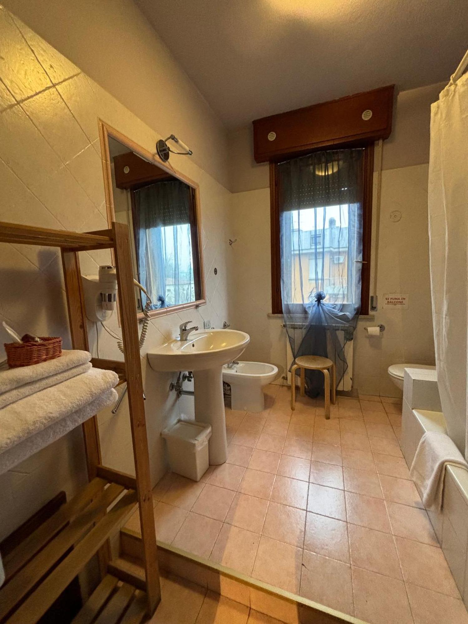 Bed and Breakfast Viamilano25 Mirandola Exterior foto